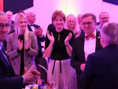 Cloppenburgs B&uuml;rgermeister Dr. Wolfgang Wiese (rote Fliege) ist am Donnerstagabend mit einem Empfang in der Cloppenburger Stadthalle verabschiedet worden.