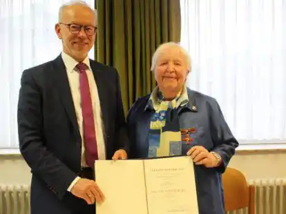 F&uuml;r &uuml;ber 50 Jahre Ehrenamt in Kirche und Kultur &uuml;bergab Landrat Herbert Winkel das Bundesverdienstkreuz an Elsbeth Meyer.