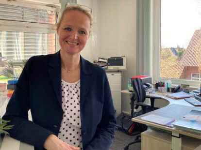 Lemwerders B&uuml;rgermeisterin Christina Winkelmann verabschiedete vier Ratsmitglieder mit Pr&auml;senten und warmen Worten.