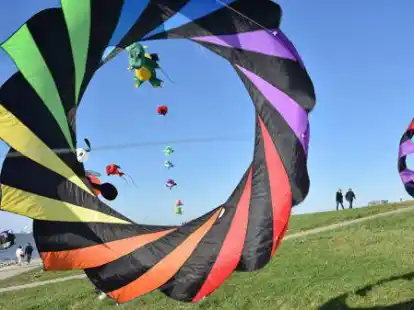 Drachen in allen Farben und Formen stiegen  an der Knock auf.