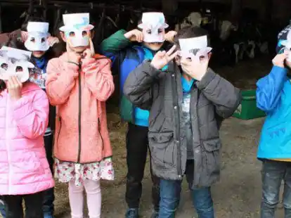 Wie hei&szlig;t das Tier? Kuh! Beim Holler Feriensprachcamp haben Kinder auch einen Bauernhof besucht, um dort spielerisch Deutsch zu lernen.