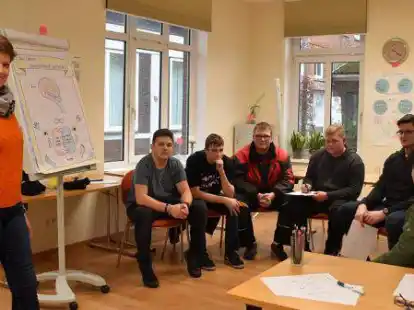 Gemeinsam wird sich mit dem eigenen Lernprofil besch&auml;ftigt. Das Foto zeigt einen fr&uuml;heren Kurs.