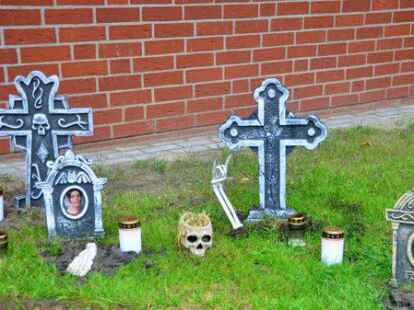 Vor dem Haus von Familie Thielen-Kreuznacht in der Karibikstra&szlig;e erhielt manch ein Passant eine unmissverst&auml;ndliche Halloween-Warnung.