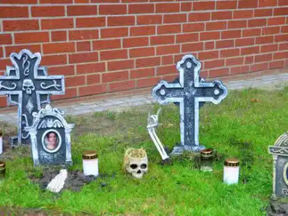 Vor dem Haus von Familie Thielen-Kreuznacht in der Karibikstra&szlig;e erhielt manch ein Passant eine unmissverst&auml;ndliche Halloween-Warnung.