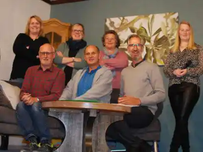 Das Ensemble der Speelk&ouml;ppel Ekern aus der Froschperspektive: Es wird flei&szlig;ig f&uuml;r die Premiere des neuen plattdeutschen St&uuml;cks &bdquo;Hurra, wi kaamt in&rsquo;t Fernsehen&ldquo; am 5. November in der Querensteder M&uuml;hle geprobt.