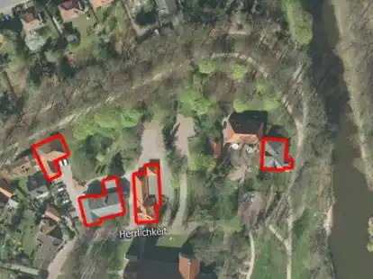 Die Herrlichkeit in Wildeshausen von oben betrachtet: Die rot markierten Geb&auml;ude, die zuletzt von der Polizei genutzt wurden, stehen zum Verkauf.