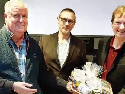 Dank sagten f&uuml;r das Engagement Klaus Fangmann (links) und Achim Wach (Mitte) an Andreas Krems