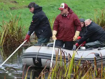 Gibt es hier noch Fische? Mitglieder des  Bornhorster Fischereivereins ermittelten den Bestand im Geestrandgraben beim sogenannten Elektrofischen.