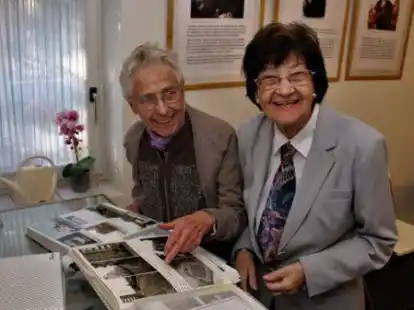 Freut sich &uuml;ber neue St&uuml;cke f&uuml;r ihr Museum: Museumsleiterin Dr. Idis Hartmann (rechts) hat von Renate Saupe (links) Bildalben mit Aufnahmen aus dem heutigen Kaliningard bekommen.