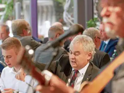 Helmut Bengen lieferte den musikalischen Rahmen bei der Verabschiedung Friedrich V&ouml;llers (Mitte). Links: V&ouml;llers Sohn Lukas.