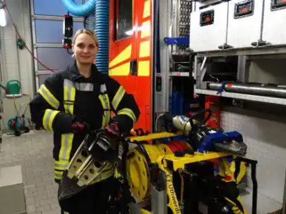 Ina Dirksen &uuml;bt am liebsten technische Hilfeleistung. Dazu muss sie auch schwere hydraulische Spreizer bedienen.