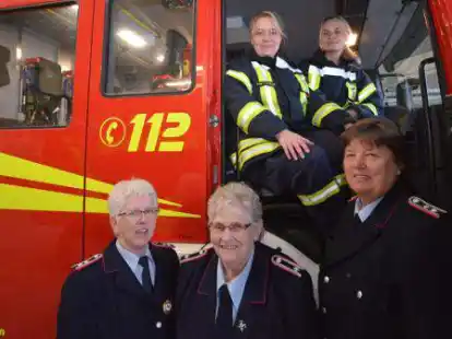 Zwei Generationen Feuerwehrfrauen: Anna Meyer, Ursula Raschke und Waltraud Fahnster (vorne von links) erinnerten an ihre ersten Dienstjahre in der Freiwilligen Feuerwehr Uthwerdum. F&uuml;r Imke Thedinga und Ina Dirksen (hinten von links) ist der Dienst heute selbstverst&auml;ndlich.