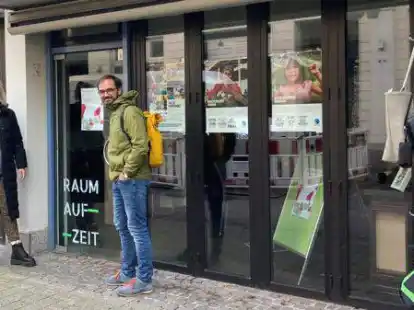 Erstmal Schluss mit dem Leerstand: Pia Wienholt und Michael Hagemeister vor dem Ladenlokal in der Kurwickstra&szlig;e, in dem zuletzt die Papaya Bar war und in den 90ern auch schon die Stadtb&auml;ckerei: eine Seite wird vom Aktionsb&uuml;ndnis &bdquo;Oldenburg handelt fair&ldquo; genutzt, die andere Seite durch ein offenes Atelier der K&uuml;nstlerin Beate Lama, das dreimal in der Woche ge&ouml;ffnet ist.
