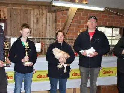 Erfolgreiche Z&uuml;chter: Die Vorsitzende Dr. Anja Arntjen (rechts) und ihr Stellvertreter Frank Boelsen (2. von rechts) freuten sich &uuml;ber viele Besucher bei der Gefl&uuml;gelschau und die guten Zuchtergebnisse. Der Zuchtpreis ging an Frank Klostermann, Vereinsjugendmeister wurde Yannik Meyer, einen der Leistungspreise erhielt Silvia Meyer (von links).