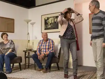 Bei der Probe gibt es auch mal was zum Schmunzeln (von links): Ingrid Blohm, Ingo Melle, Edith Bruns und J&uuml;rgen Str&ouml;de