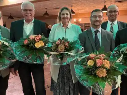 Nach den Wahlen (von links): der stellvertretende B&uuml;rgermeister Horst Segebade, Ratsvorsitzender Theo Meyer, die 2. stellvertretende Ratsvorsitzende Birgit Rowold, der stellvertretende B&uuml;rgermeister Kai K&uuml;pperbusch, B&uuml;rgermeister Lars Krause und der 1. stellvertretende Ratsvorsitzende Thorsten Bohmann