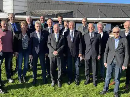 Die ausgeschiedenen und neuen Mitglieder des II. Oldenburgischen Deichbandes.