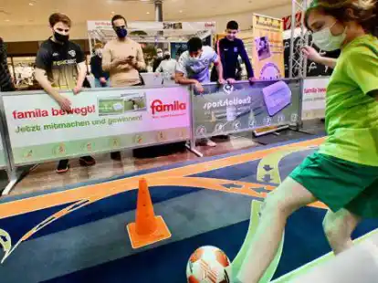 Die Sportstation bringt in Bewegung: Davon &uuml;berzeugte sich bei der Vorstellung im Famila Wechloy auch Alexander Nouri (im hellen Pullover), fr&uuml;her Trainer des VfB Oldenburg und von Werder Bremen.