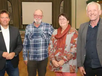 B&uuml;rgermeister Axel Linneweber hie&szlig; als seine Stellvertreter (von links) Hans-Gerd Gerdes, Martina Geberzahn und Johann Evers im Amt willkommen.