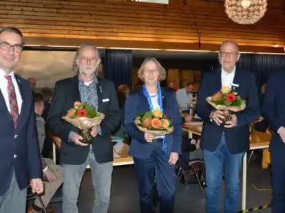 Hoffen auf gute Zusammenarbeit: (von links) Landrat Sven Ambrosy mit seinen Stellvertretern Reiner Tammen, Marianne Kaiser-Fuchs und Fred Gburrek sowie dem neu gew&auml;hlten Kreistagsvorsitzenden Jannes Wiesner.