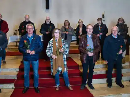 Nach vier Jahren wird am kommenden Wochenende ein neuer Pfarreirat St. Andreas gew&auml;hlt. Pfarrer Bernd Strickmann (rechts) und die scheidende Vorsitzende Theresia Klinke (Mitte, unten) bedankten sich f&uuml;r die gemeinsame Arbeit.