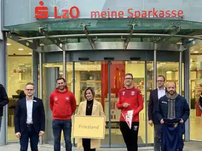 Die Gewinner des Vereinsvotings mit den Verantwortlichen der LzO (von links): Jan Karu&szlig;eit (Round Table Varel), Mirko Strangmann (stellvertr. Filialleiter LzO Varel), Eike Poppmann (TuS Obenstrohe), Kirstin Karstens (stellvertr. Regionaldirektorin), Christian Tannert (BV Bockhorn), Markus Neumann (Regionaldirektor), Florian Donat (TuS Sillenstede), Stefan Jan&szlig;en (TuS B&uuml;ppel).