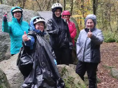 Eine Gruppe von sechs Personen hat trotz Regens die Gro&szlig;steingr&auml;ber in der Wildeshauser Geest  besucht.