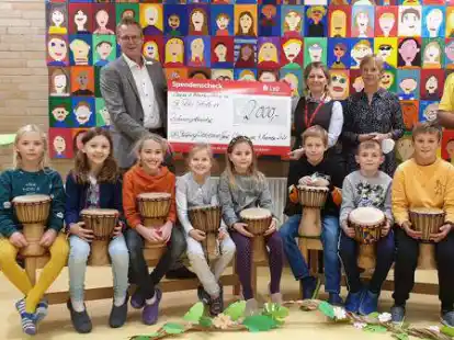 Zuschuss f&uuml;r das Trommelprojekt der Sankt-Peter-Schule in Wildeshausen: (von links) J&ouml;rg Niemann (LzO-Stiftung) &uuml;berreichte die Spende in H&ouml;he von 2000 Euro an Rektorin Elena Lietzmann. Dar&uuml;ber freut sich auch die Vorsitzende des F&ouml;rdervereins, Annegret Arkenberg. Geleitet wird das Trommelprojekt von Otto Kl&ouml;sel.