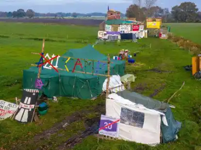 Seit einem halben Jahr protestieren Autobahn-Gegner mit einem Camp im Ammerland gegen die geplante K&uuml;stenautobahn A20, nun machen sie ihr Lager winterfest.