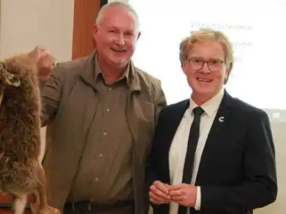 Tierische &Uuml;berraschung: Stephan Ahrens &uuml;bergab einen frisch geschossenen Hasen an B&uuml;rgermeister Marcus Brinkmann.
