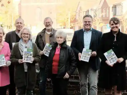 Stellten das Jahrbuch vor: Benno Dr&auml;ger (von links), Gisela L&uuml;nnemann, Willi Baumann, Irmtrud Rie&szlig;elmann, Heinrich Siefer, Mechtild Ottenjann, Tobias Gerdesmeyer, Gabriele Henneberg  und Heiner Th&ouml;lke