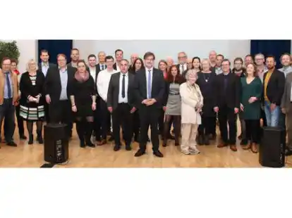 Zum Gruppenbild mit dem neuen B&uuml;rgermeister Nils Siemen (vorne) stellten sich die Ratsmitglieder zu Beginn der konstituierenden Sitzung auf.