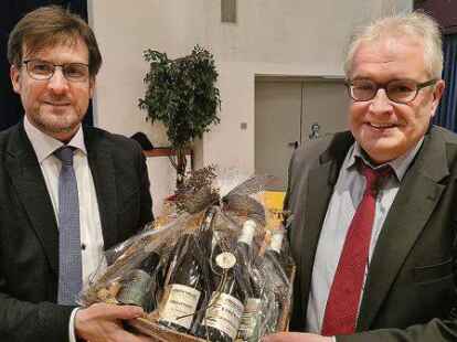 Nils Siemen (links) hat die Nachfolge von Carsten Seyfarth als B&uuml;rgermeister der Stadt Nordenham angetreten.