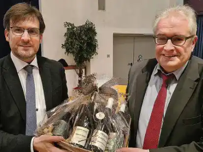 Nils Siemen (links) hat die Nachfolge von Carsten Seyfarth als B&uuml;rgermeister der Stadt Nordenham angetreten.