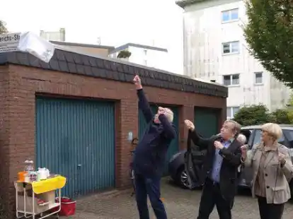 Gemeinsam geht&rsquo;s einfacher: Dietmar Sch&uuml;tz (von links) bekam beim Enth&uuml;llen des Schildes an der Elisabeth-Frerichs-Stra&szlig;e Unterst&uuml;tzung von Wolfgang Wulf  und Karin Dierks (B&uuml;rgerstiftung).