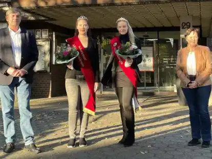 Amtszeit in Schortens beendet: B&uuml;rgermeister Gerhard B&ouml;hling (links) und Stadtmarketingleiterin Heide Schr&ouml;der-Ward (rechts) verabschieden M&uuml;hlenprinzessin Laureen Friedel (zweite von links) und M&uuml;hlenk&ouml;nigin Anka Kern (zweite von rechts)