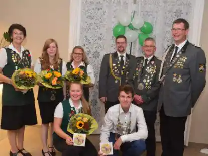 Das neue K&ouml;nigshaus (hinten von links): Karin Wester, Jennifer Timmermann, Martina Ramke, Torben Naber, Ralf Wichmann und Klaas Wester, (vorne) Larissa Freels und Inko Luers