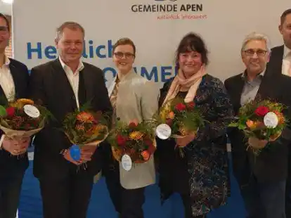 Blumen f&uuml;r den neuen Ratsvorsitzenden, seinen Stellvertreter und die B&uuml;rgermeister-Vertreter: von links Klaus Harms, Torsten Albrecht, Thalke Ehlers, Antje Heydegger, Hans-J&uuml;rgen Janssen und B&uuml;rgermeister Matthias Huber.
