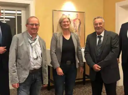 Konstituierende Ratssitzung in Wiefelstede: Als Stellvertreter von B&uuml;rgermeister J&ouml;rg Pieper (von links) wurden G&uuml;nter Teusner, Sonja Niemeyer und Lutz Helm gew&auml;hlt. Jens Nacke (rechts) ist erneut Ratsvorsitzender.