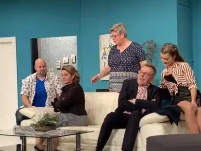 Die Niederdeutsche B&uuml;hne feierte die Premiere von &bdquo;Anna, dat Goldst&uuml;ck&ldquo;. Mitwirkende sind Anna (Dagmar Heeren-Schenk),  Bernhard (Detlef Gerdes), Claudia (Anne Schr&ouml;der), Cathrin (Tess Nickelsen) und Robert (Frank Schellstede).