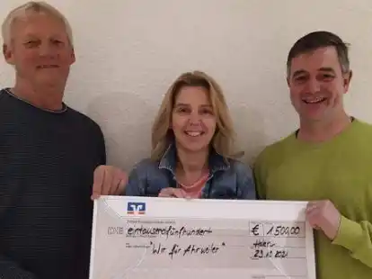 Spenden gesammelt (v.r.) Peter Dwertmann (Bankgemeinschaft Halen), Doris Gr&uuml;&szlig; (Musikverein Halen) und Ludger Thien (Sch&uuml;tzenbruderschaft).