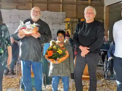 Eberhard Geyer (2. von links) wurde auf Gut Sannum als Organist verabschiedet. Nachfolgerin wird Heidi Schilberg (links).