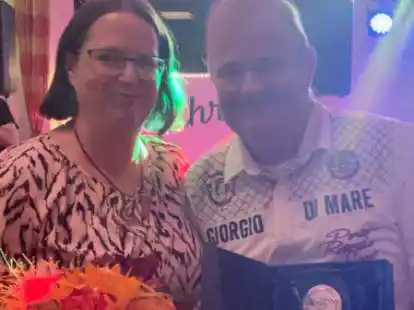 Freuten sich &uuml;ber die Auszeichnung: Der &bdquo;Aktive des Jahres 2021&ldquo; Bernd Jansen mit seiner Ehefrau Sabine. Foto: