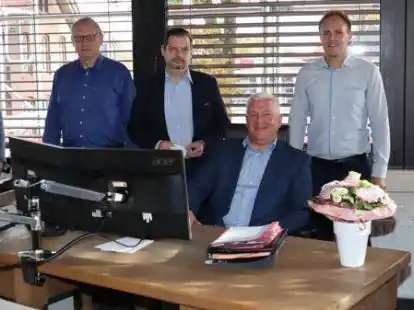 Burkhard Sibbel (Bildmitte) wurde willkommen gehei&szlig;en an seinem neuen Arbeitsplatz von (v.l.) Ulrich Keil (Personalrat), Martin Schmitz (Leiter Gesch&auml;ftsbereich Planen, Bauen, Umwelt), Thomas Willen (Erster Stadtrat), William B&uuml;ers (Personalrat) und Susanne B&ouml;ckelmann (Leiterin Fachbereich Personal).