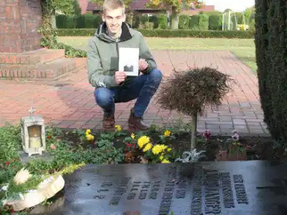 Thomas Grote am Grab von Pfarrer Langer auf dem Beverbrucher Friedhof.