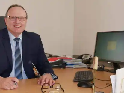 Noch ist der Schreibtisch leer: B&uuml;rgermeister Harald Stindt