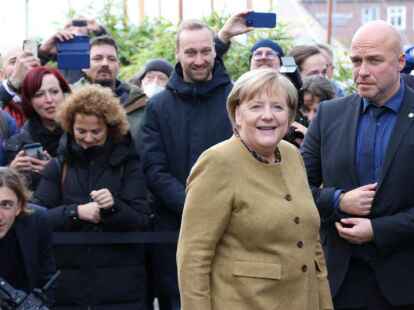 Angela Merkel gibt sich gelassen vor Schaulustigen in Bremerhaven