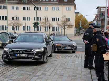 Warten auf die Kanzlerin: Angela Merkel ist in Bremerhaven zu Besuch