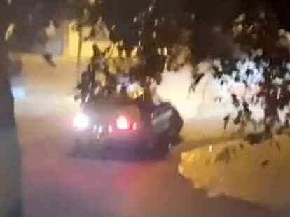 Das Fluchtauto entfernt sich nach der Sprengung eines Geldautomaten in Neuenkirchen-V&ouml;rden vom Tatort. BILD