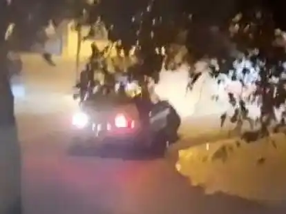 Das Fluchtauto entfernt sich nach der Sprengung eines Geldautomaten in Neuenkirchen-V&ouml;rden vom Tatort. BILD